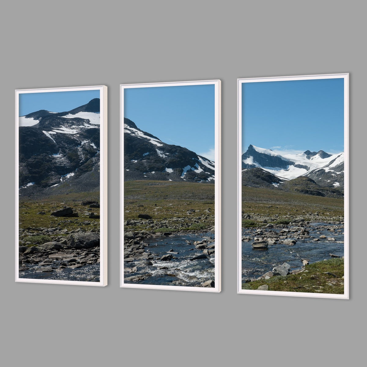 LED-Wandbild Dreiteiler hochkant mit Abstand – Berge & Fjorde