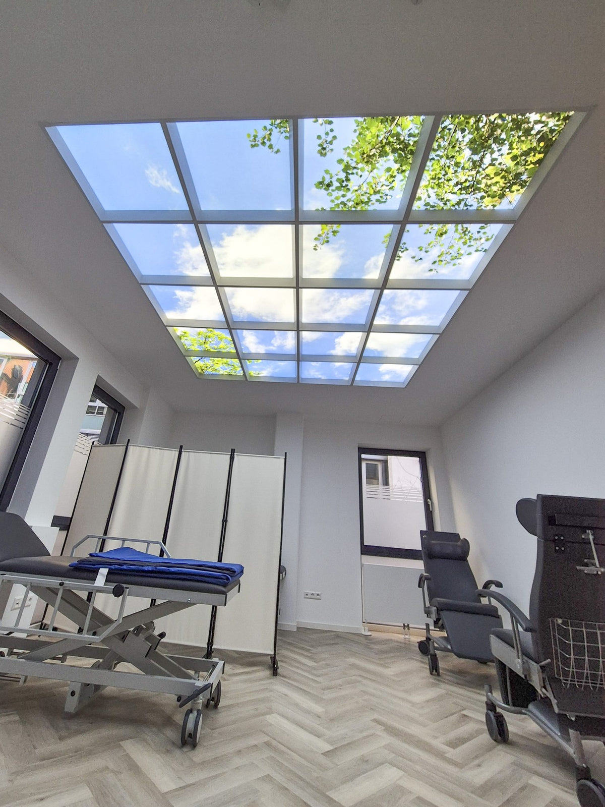 LED Deckenmotiv Vertiefungsrahmen montiert in Behandlungsraum einer Praxis