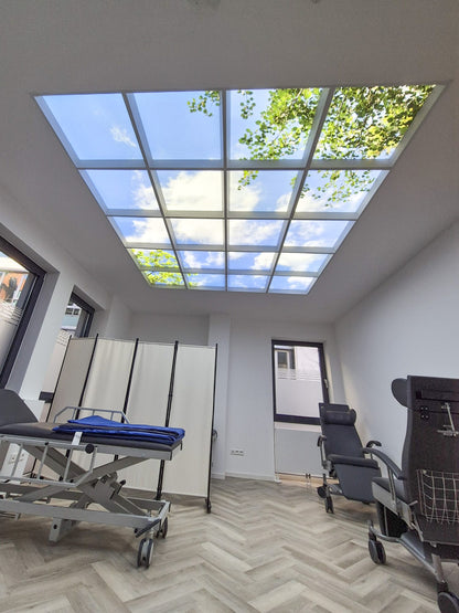 LED Deckenmotiv Vertiefungsrahmen montiert in Behandlungsraum einer Praxis